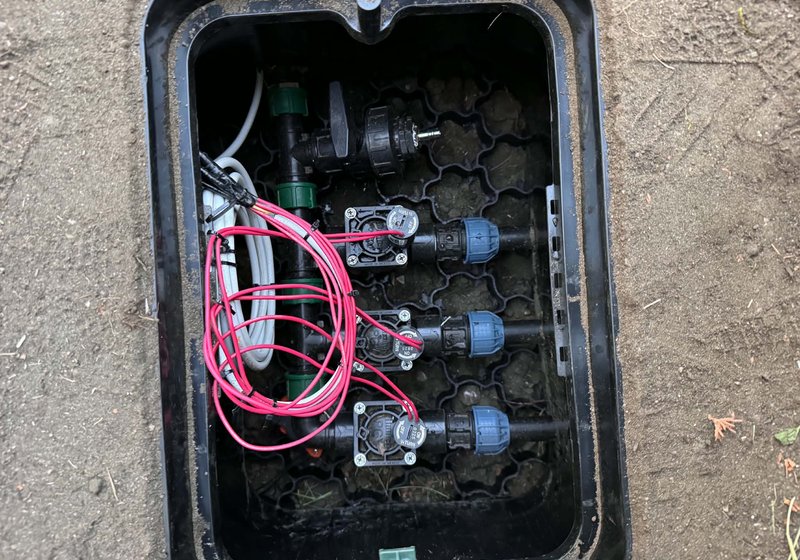 Elektrozawory i połączenia instalacji nawadniania w studzience