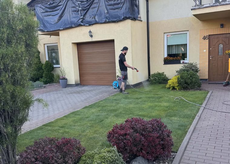 Zabieg pielęgnacyjny na trawniku przed domem