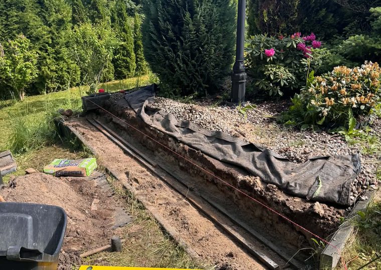 Układanie palisady na podsypce, agrowłóknina pod żwirem