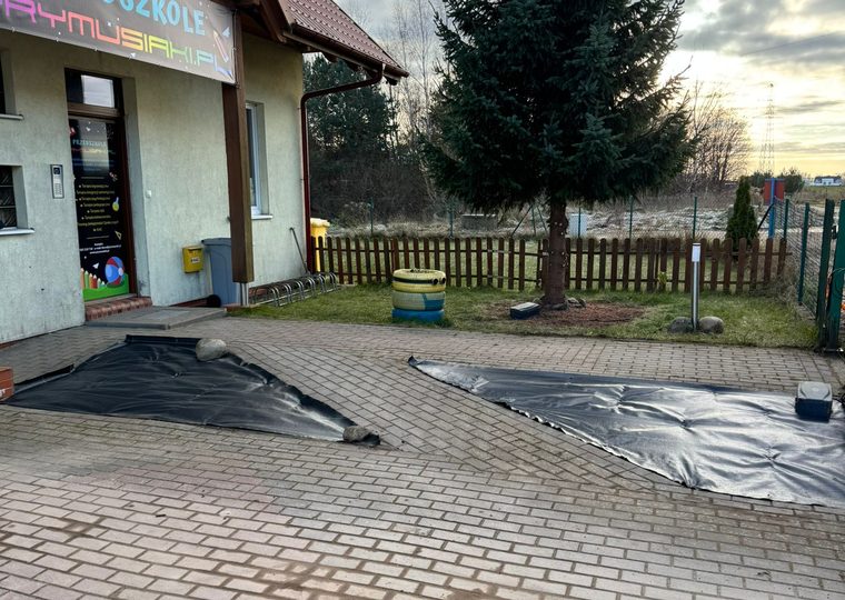 Nawierzchnia z kostki przy budynku użyteczności publicznej