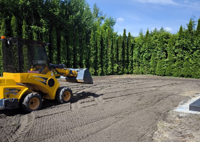 Wybranie i rozplantowanie gruntu ładowarką